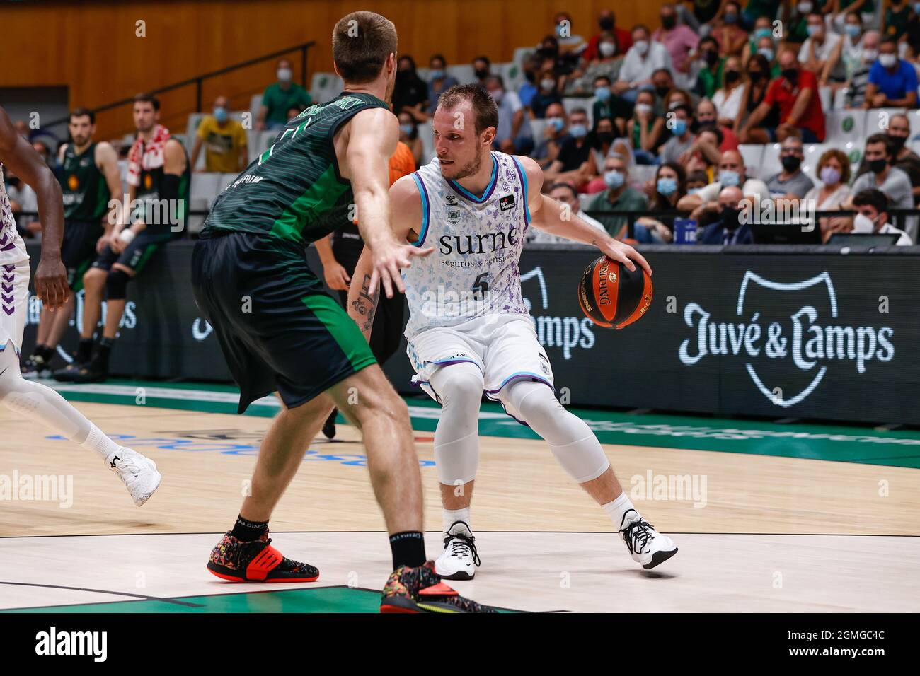 Rafa Luz de Surne Bilbao Panier à acion pendant le match de la Ligue Endesa  ACB entre Joventut Badalona et Surne Bilbao Panier au Palau Municipal d  'sports de Badalona à Barcelone,