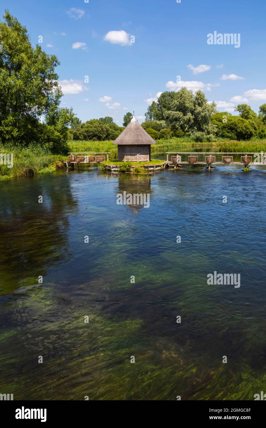 Angleterre, Hampshire, Test Valley, Stockbridge, Longstock, Domaine de Leckford, River Test et cabane traditionnelle de pêcheur de chaume Banque D'Images