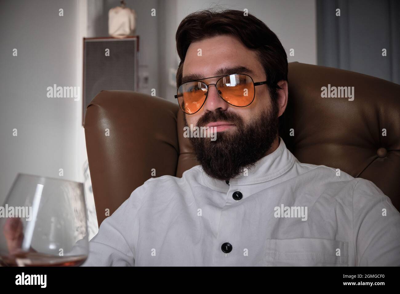 Homme avec un verre de liqueur Banque D'Images
