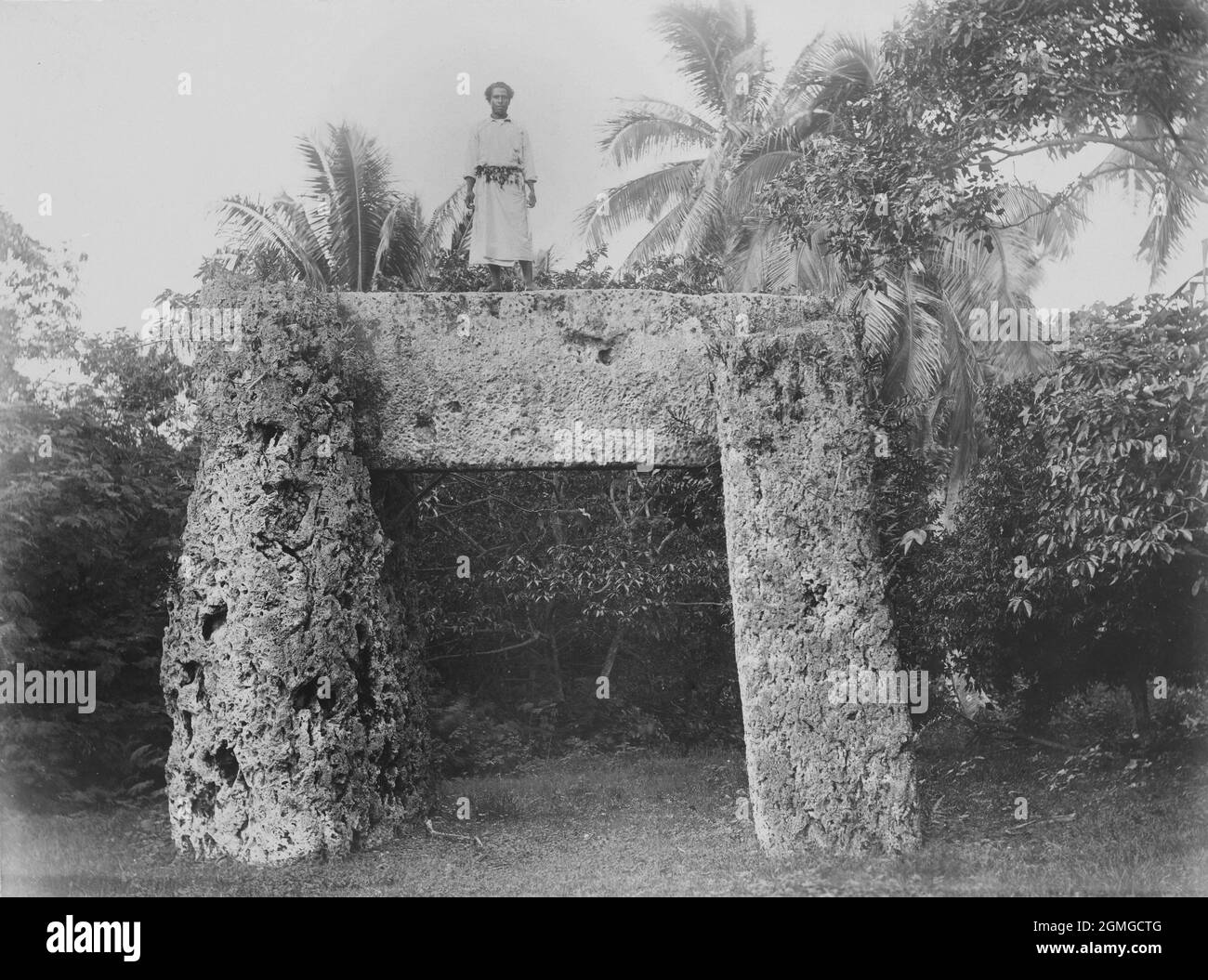 1885 photo d’un homme debout sur Ha’amonga ‘a Maui, un trilithon fait à partir de trois dalles de corail, près du village de Niutōua, site de l’ancienne capitale des Tonga Heketā, dans la partie nord de l’île de Tongatapu Banque D'Images
