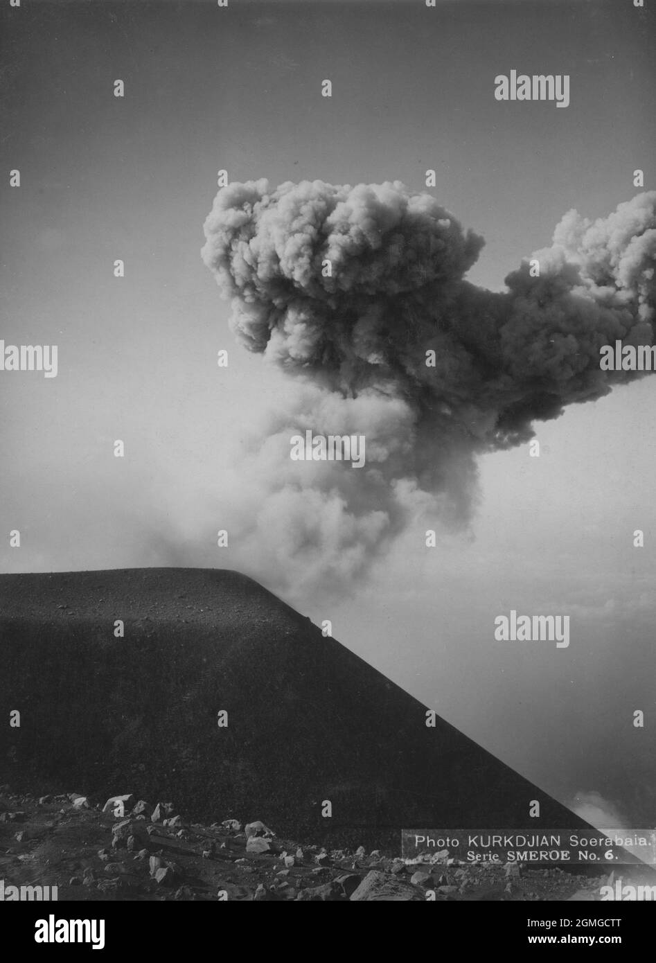 1885 carte postale d'Ohannes Kurkdjian d'une éruption volcanique sur Soerabaia, Java, vers 1880 Banque D'Images
