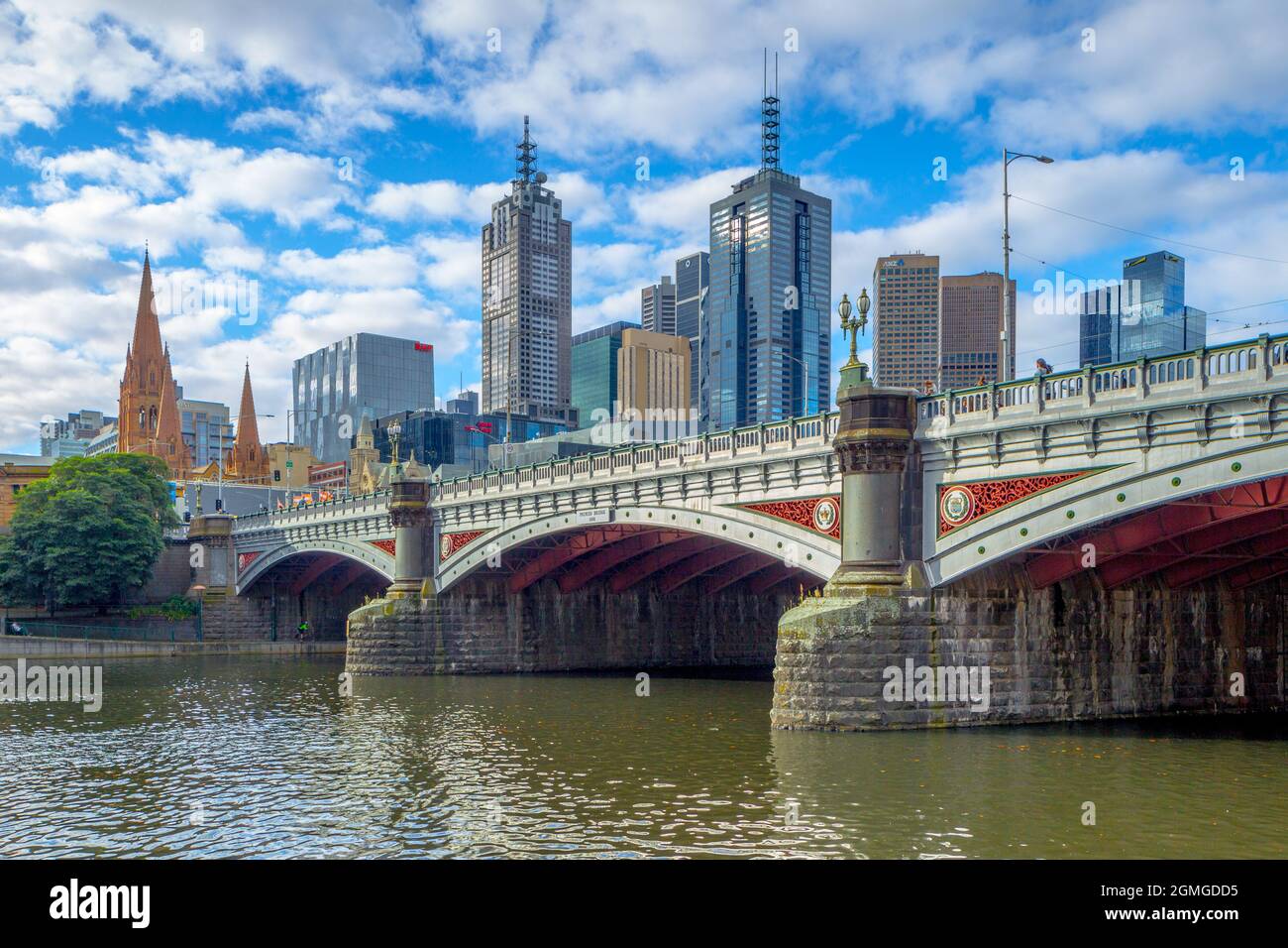 La ville de Melbourne, en Australie, scène depuis le Princes Bridge au-dessus de la Yarra River. Banque D'Images