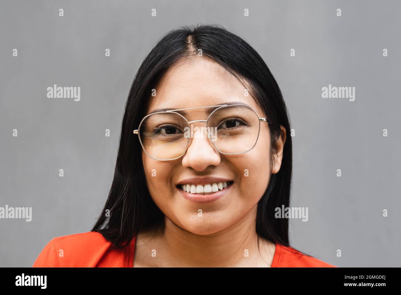 Joyeux boxeur asiatique souriant sur l'appareil photo en plein air dans la ville - Focus sur le visage Banque D'Images