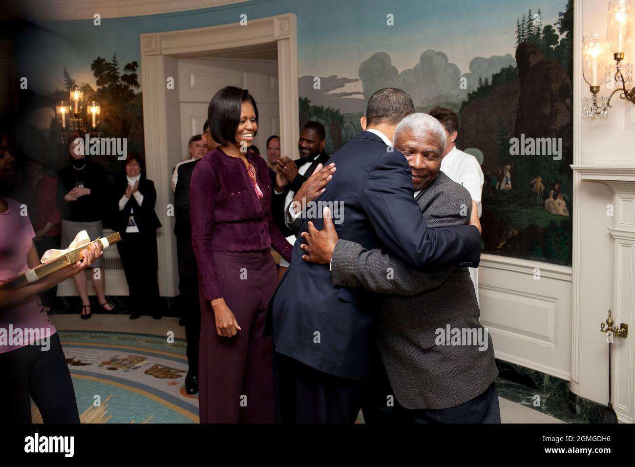 Le président Barack Obama prend sa retraite le maître d'hôtel de la Maison Blanche James Ramsey, comme le regarde la première dame Michelle Obama, dans la salle de réception diplomatique de la Maison Blanche, le 25 janvier 2010. (Photo officielle de la Maison Blanche par Pete Souza) cette photo officielle de la Maison Blanche est disponible uniquement pour publication par les organismes de presse et/ou pour impression personnelle par le(s) sujet(s) de la photo. La photographie ne peut être manipulée d'aucune manière et ne peut pas être utilisée dans des documents commerciaux ou politiques, des publicités, des e-mails, des produits, des promotions qui, de quelque manière que ce soit, suggèrent l'approbation ou l'approbation de t Banque D'Images