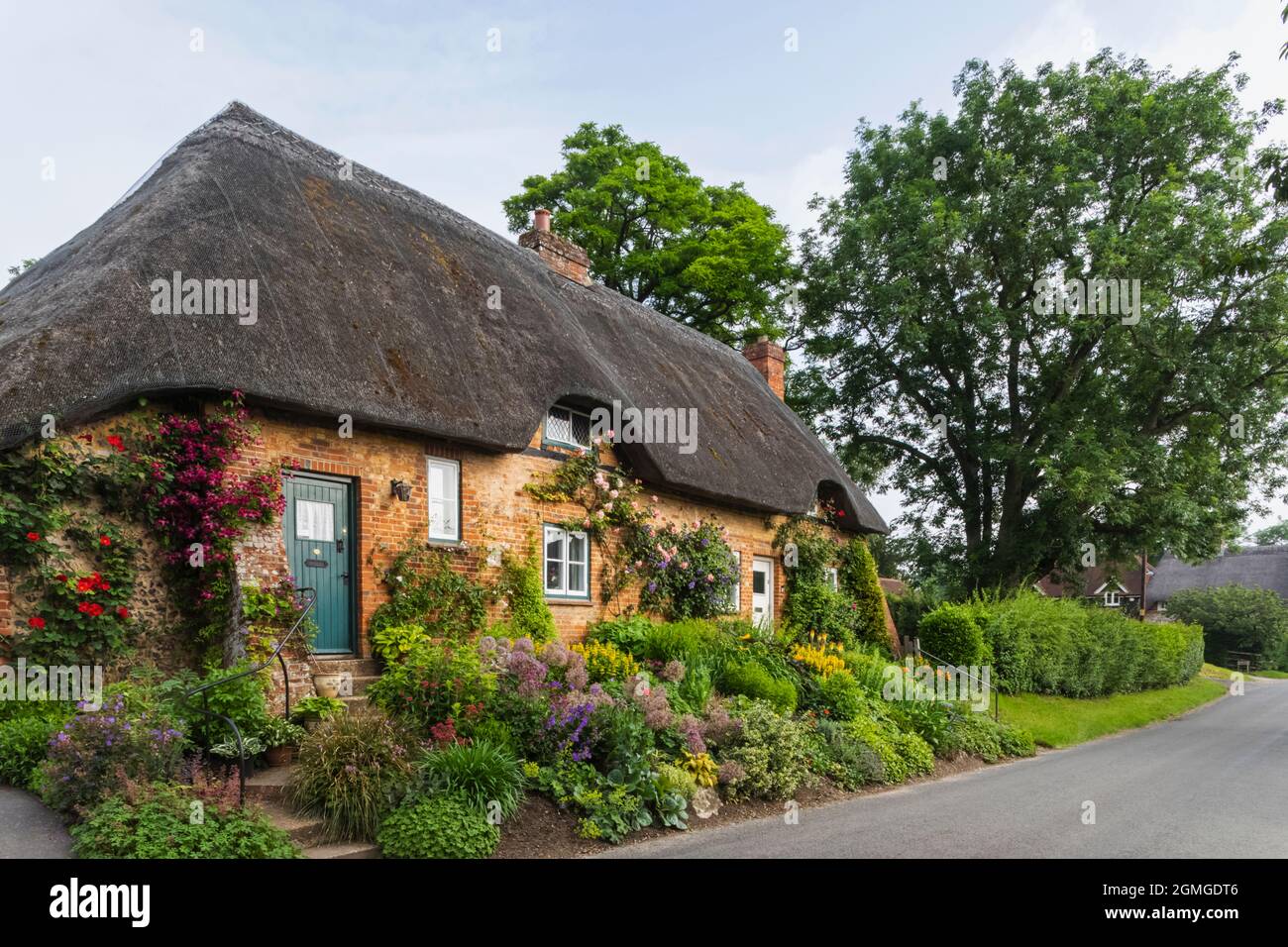 Angleterre, Hampshire, Test Valley, Stockbridge, Longstock, Domaine de Leckford, River Test et cabane traditionnelle de pêcheur de chaume Banque D'Images