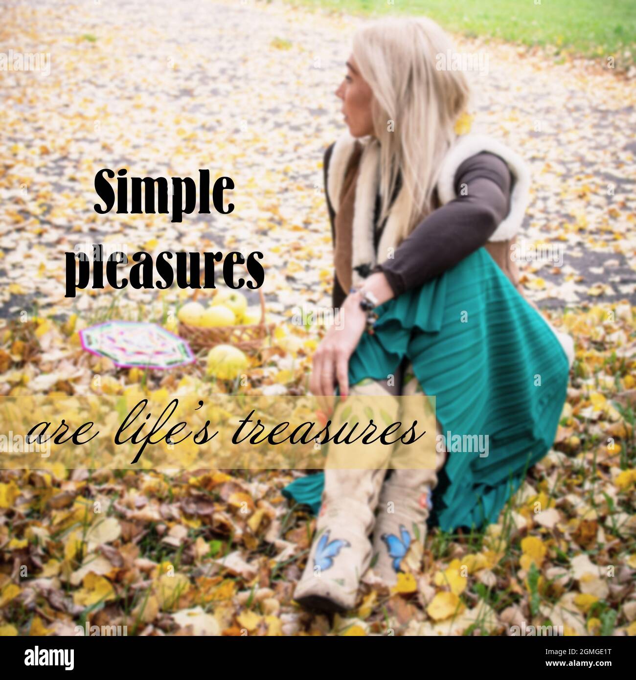 citation positive motivationnelle inspirante de la vie sur la beauté de l'automne. Image floue d'une femme aux longs cheveux blonds sur un fond de golde Banque D'Images
