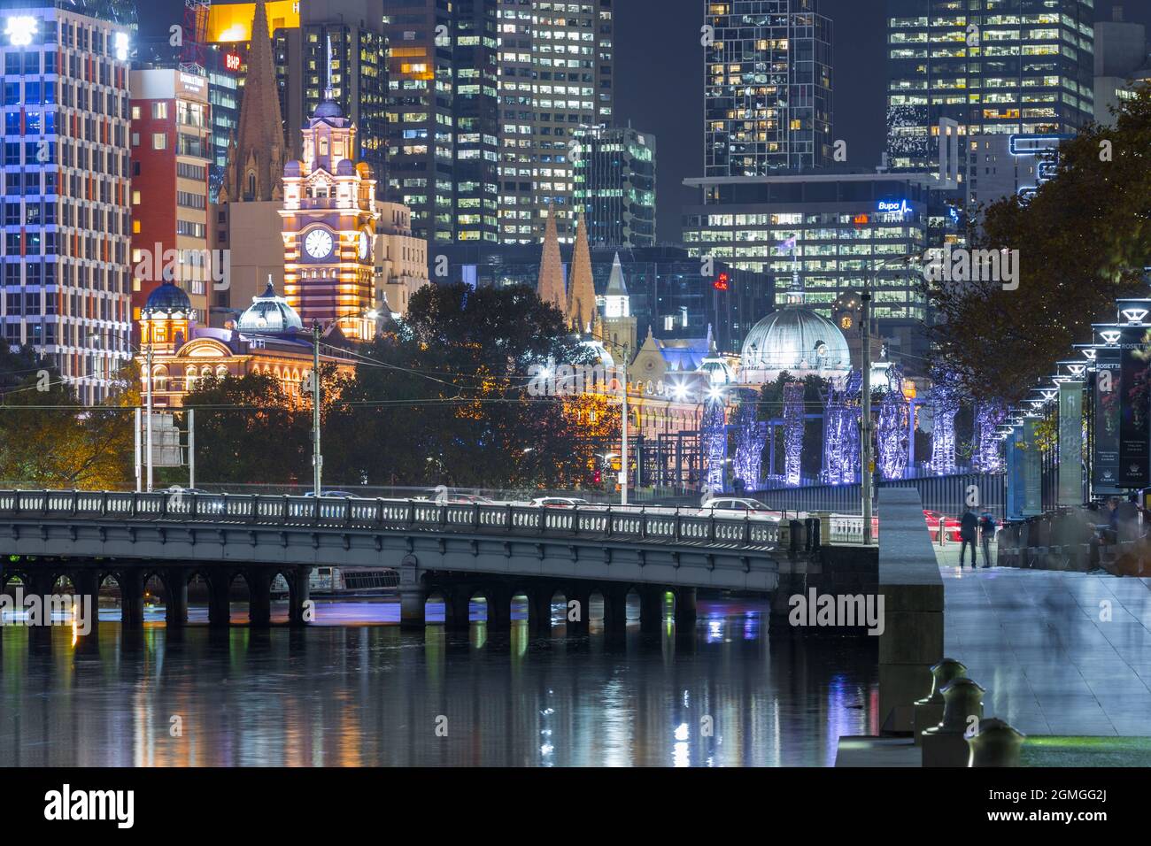 Melbourne, Australie, vue de nuit depuis la Yarra River et Queens Bridge Street, vue en premier plan reliant le quartier des affaires de Melbourne à Southbank. Banque D'Images