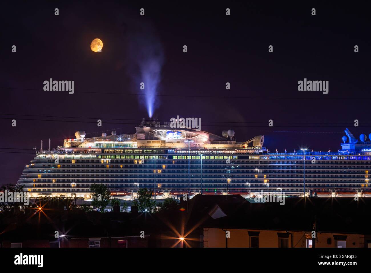 Le paquebot de croisière Regal Princess Cruises a amarré au terminal de croisière Southampton Mayflower de nuit en 2021, Southampton, Hampshire, Angleterre, Royaume-Uni Banque D'Images