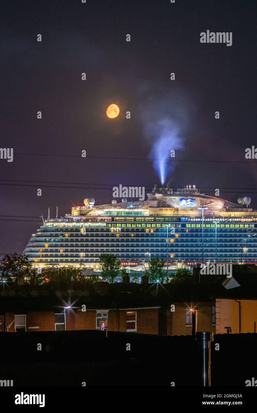 Le paquebot de croisière Regal Princess Cruises a amarré au terminal de croisière Southampton Mayflower de nuit en 2021, Southampton, Hampshire, Angleterre, Royaume-Uni Banque D'Images