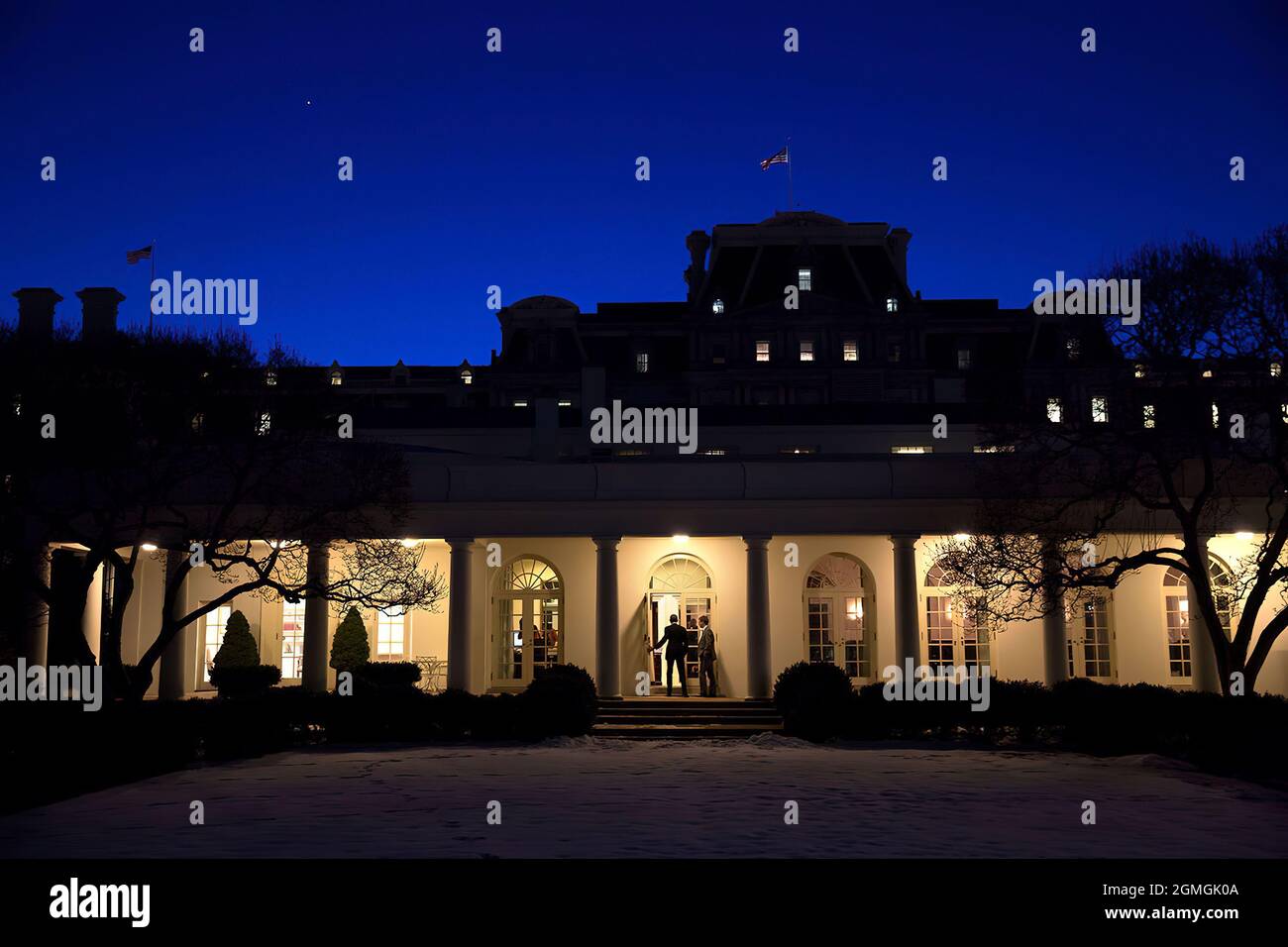 27 février 2015'Chuck Kennedy a capturé cette scène au crépuscule alors que le Président est entré dans le Bureau ovale extérieur avec Shaun Donovan.' (La Maison Blanche officielle de Chuck Kennedy) cette photo officielle de la Maison Blanche est disponible uniquement pour publication par les organismes de presse et/ou pour impression personnelle par le(s) sujet(s) de la photo. La photographie ne peut être manipulée d'aucune manière et ne peut pas être utilisée dans des documents commerciaux ou politiques, des publicités, des courriels, des produits, des promotions qui, de quelque manière que ce soit, suggèrent l'approbation ou l'approbation du Président, de la première famille ou de la Maison Blanche. Banque D'Images