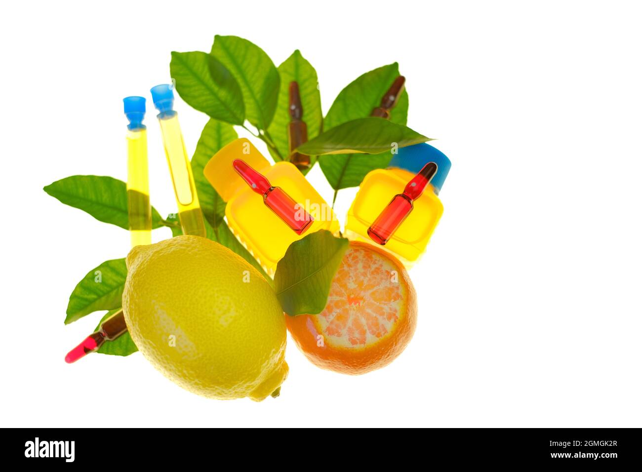Vitamine C. sérum avec ampoules de vitamine C avec une solution de vitamine C, mandarines et citrons avec feuilles, seringues isolées sur fond blanc Banque D'Images
