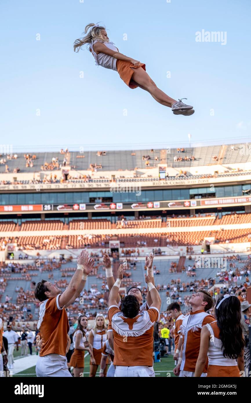 Septembre 18. Un meneur des Longhorns du Texas en action avant le match contre les Rice Owls au DKR-Memorial Stadium. Banque D'Images