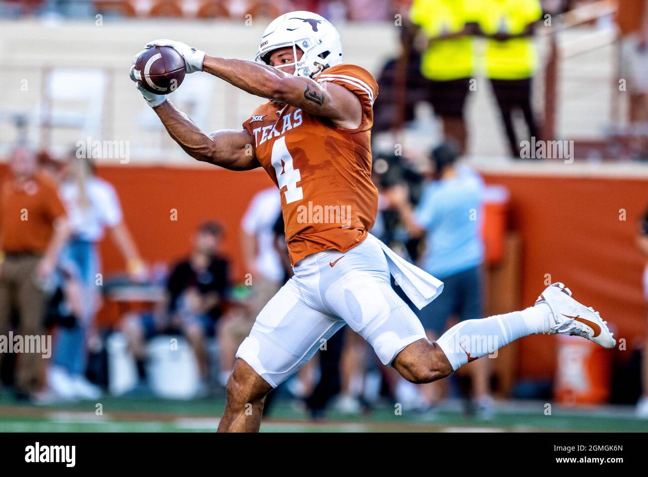 Septembre 18. WR Jordan Whittington #4 des Texas Longhorns en action avant le match contre les Rice Owls au DKR-Memorial Stadium. Banque D'Images