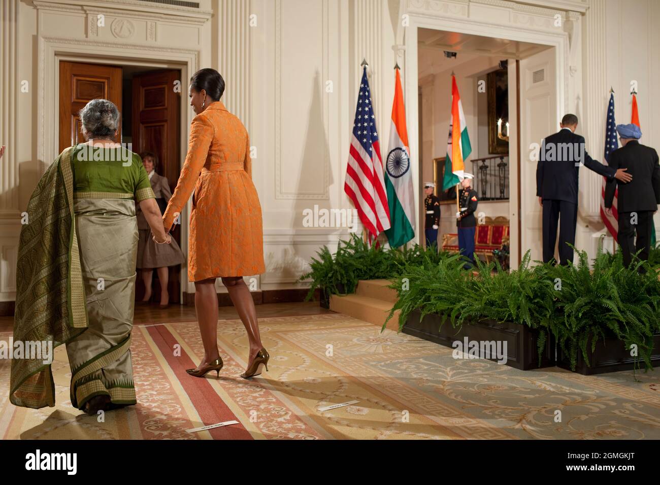 La première dame Michelle Obama accompagne Mme Gursharan Kaur, épouse du Premier ministre indien Manmohan Singh, à la fin de la cérémonie d'arrivée de l'État dans la salle est de la Maison Blanche, le 24 novembre 2009. (Photo officielle de la Maison Blanche par Pete Souza) cette photo officielle de la Maison Blanche est disponible uniquement pour publication par les organismes de presse et/ou pour impression personnelle par le(s) sujet(s) de la photo. La photographie ne peut être manipulée d'aucune manière et ne peut pas être utilisée dans des documents commerciaux ou politiques, des publicités, des courriels, des produits, des promotions qui, de quelque manière que ce soit, suggèrent Banque D'Images