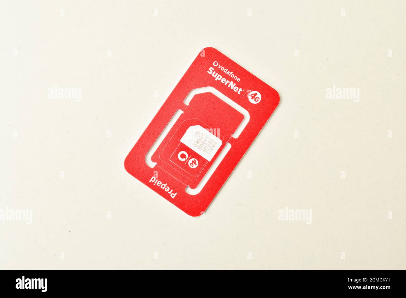 New Delhi, Inde, 18 octobre 2019:- carte SIM Vodaphone sur fond blanc Banque D'Images