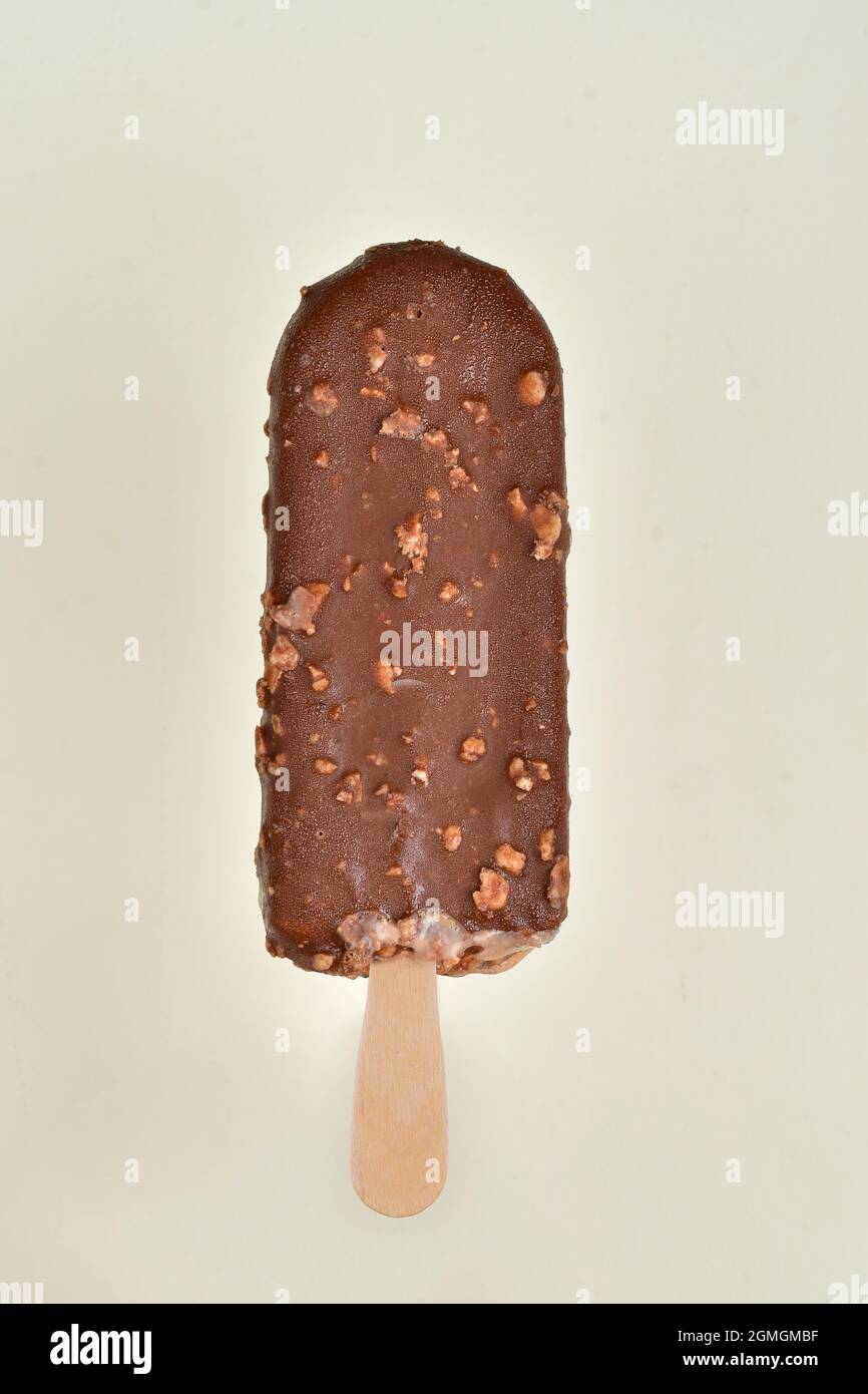 Barre de glace au chocolat isolée sur fond gris Banque D'Images