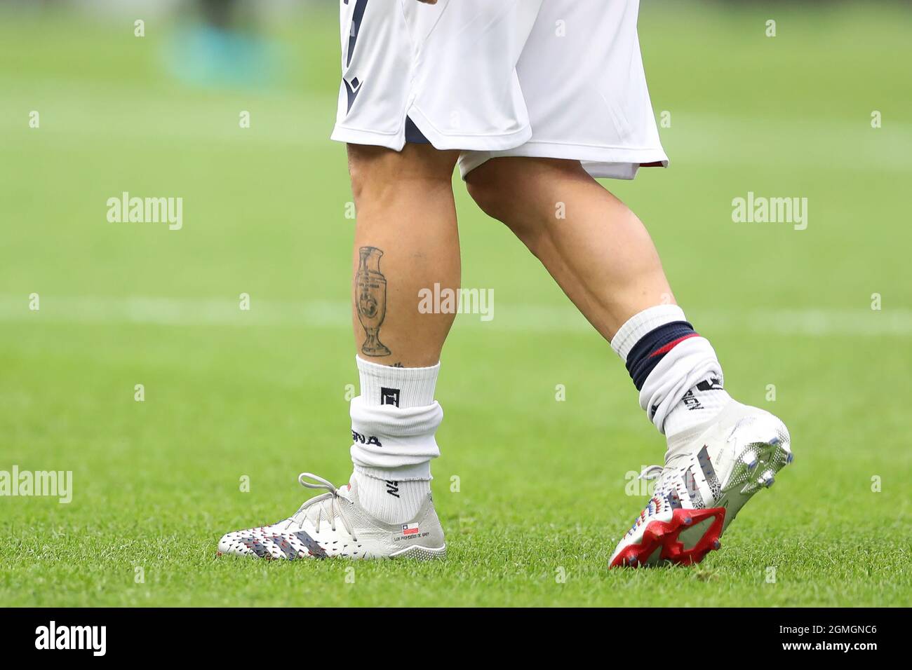 Milan, Italie, 18 septembre 2021. Un tatouage sur la jambe inférieure de Gary Medel du FC de Bologne pendant l'échauffement avant la série Un match à Giuseppe Meazza, Milan. Le crédit photo devrait se lire: Jonathan Moscrop / Sportimage Banque D'Images