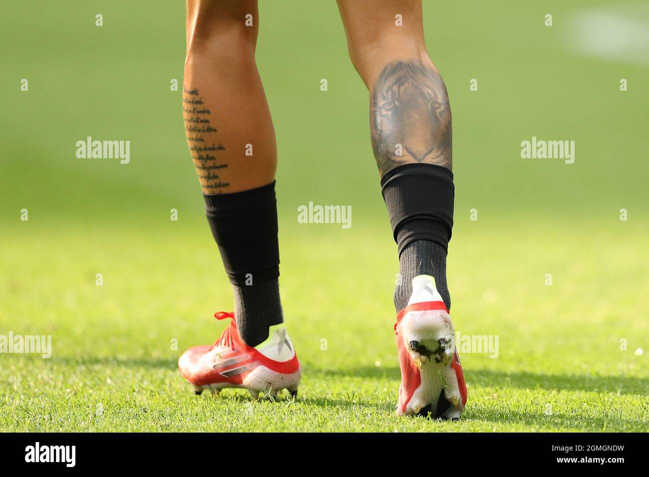 Milan, Italie, 18 septembre 2021. Un tatouage d'un tigre est vu sur le mollet de Joaquin Correa du FC Internazionale pendant l'échauffement avant la série Un match à Giuseppe Meazza, Milan. Le crédit photo devrait se lire: Jonathan Moscrop / Sportimage Banque D'Images