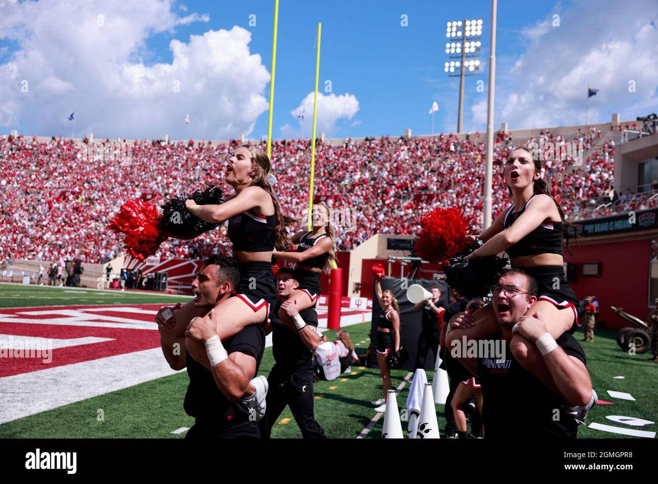 BLOOMINGTON, ÉTATS-UNIS - 2021/09/18: Les cheerleaders de l'université de Cincinnati encouragent l'université de l'Indiana lors d'un match de football de la NCAA le 18 septembre 2021 au Memorial Stadium de Bloomington, dans l'Indiana. IU a perdu à Cincinnati 38-24. Banque D'Images