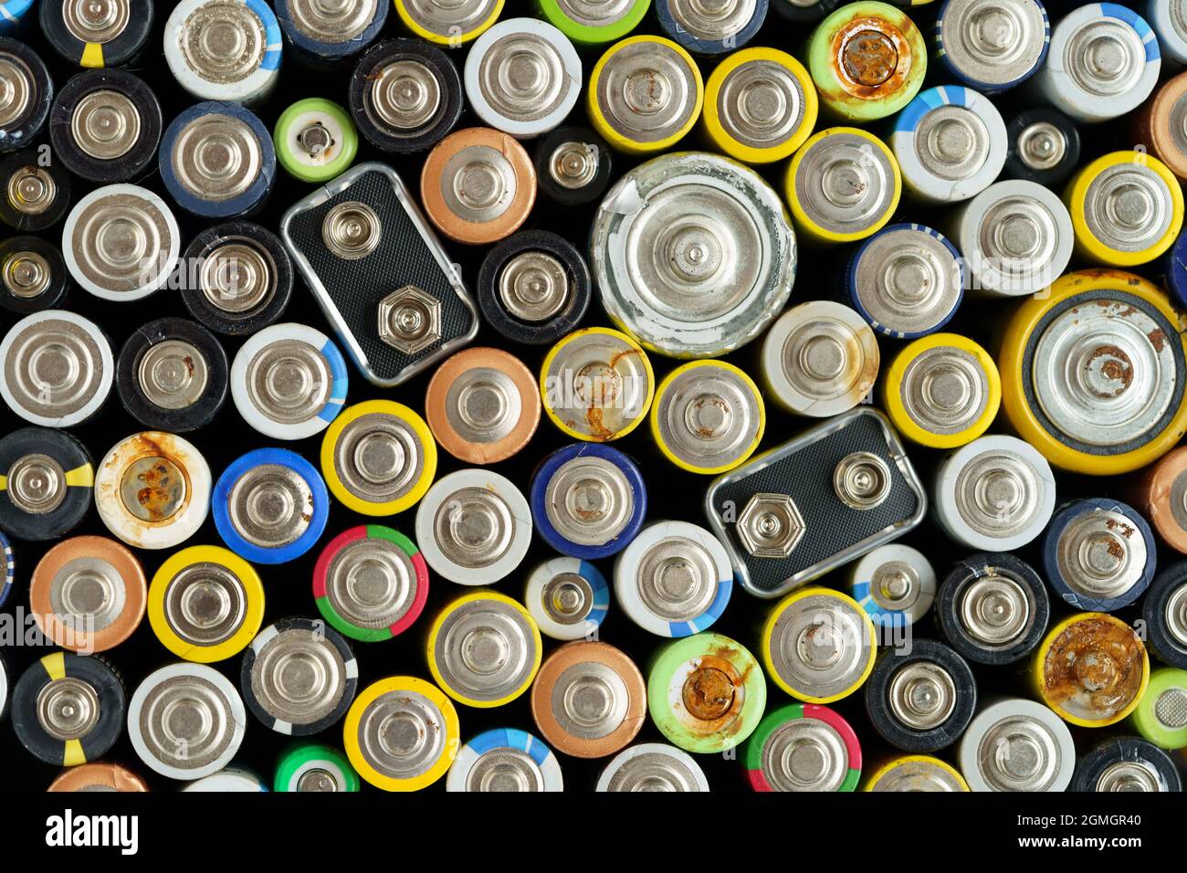 Vue rapprochée en plan de la batterie usagée. Concept de déchets dangereux électroniques. Arrière-plan des piles Banque D'Images