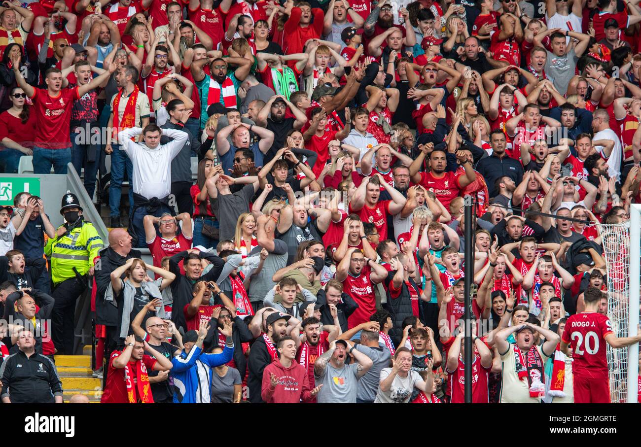 Liverpool. 19 septembre 2021. Les supporters de Liverpool réagissent à une chance manquée lors du match de la Premier League entre Liverpool et Crystal Palace à Anfield à Liverpool, en Grande-Bretagne, le 18 septembre 2021. Credit: Xinhua/Alay Live News Banque D'Images