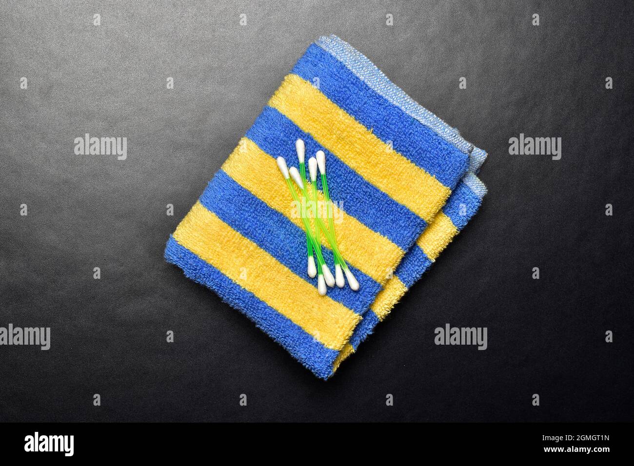 Serviette avec bourgeons en coton sur fond sombre Banque D'Images