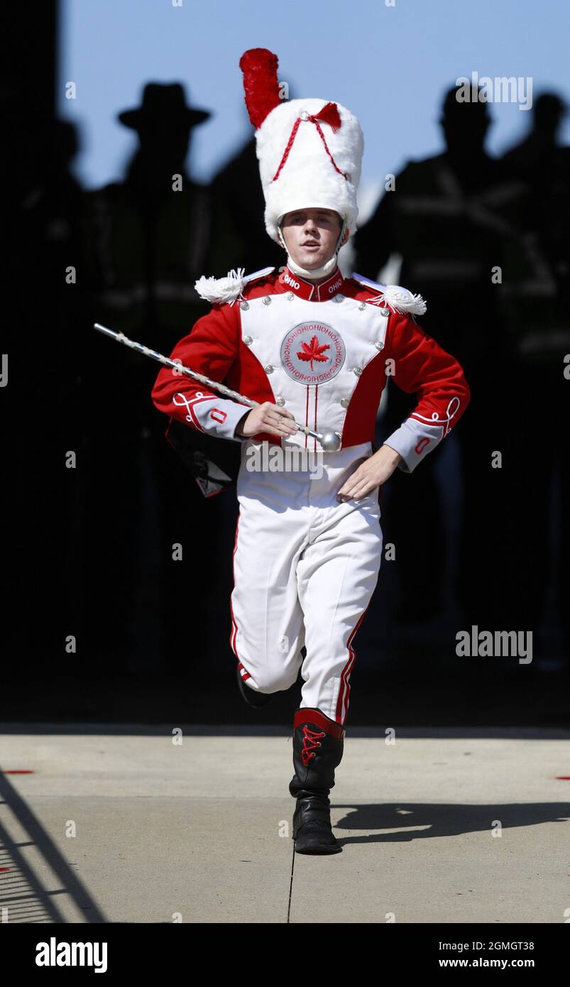 Columbus, États-Unis. 18 septembre 2021. Ohio State Buckeyes Drum Major se produit avant le match de Buckeyes contre l'ouragan d'or de Tulsa à Columbus, Ohio, le samedi 18 septembre 2021. Photo par Aaron Josefczyk/UPI crédit: UPI/Alay Live News Banque D'Images