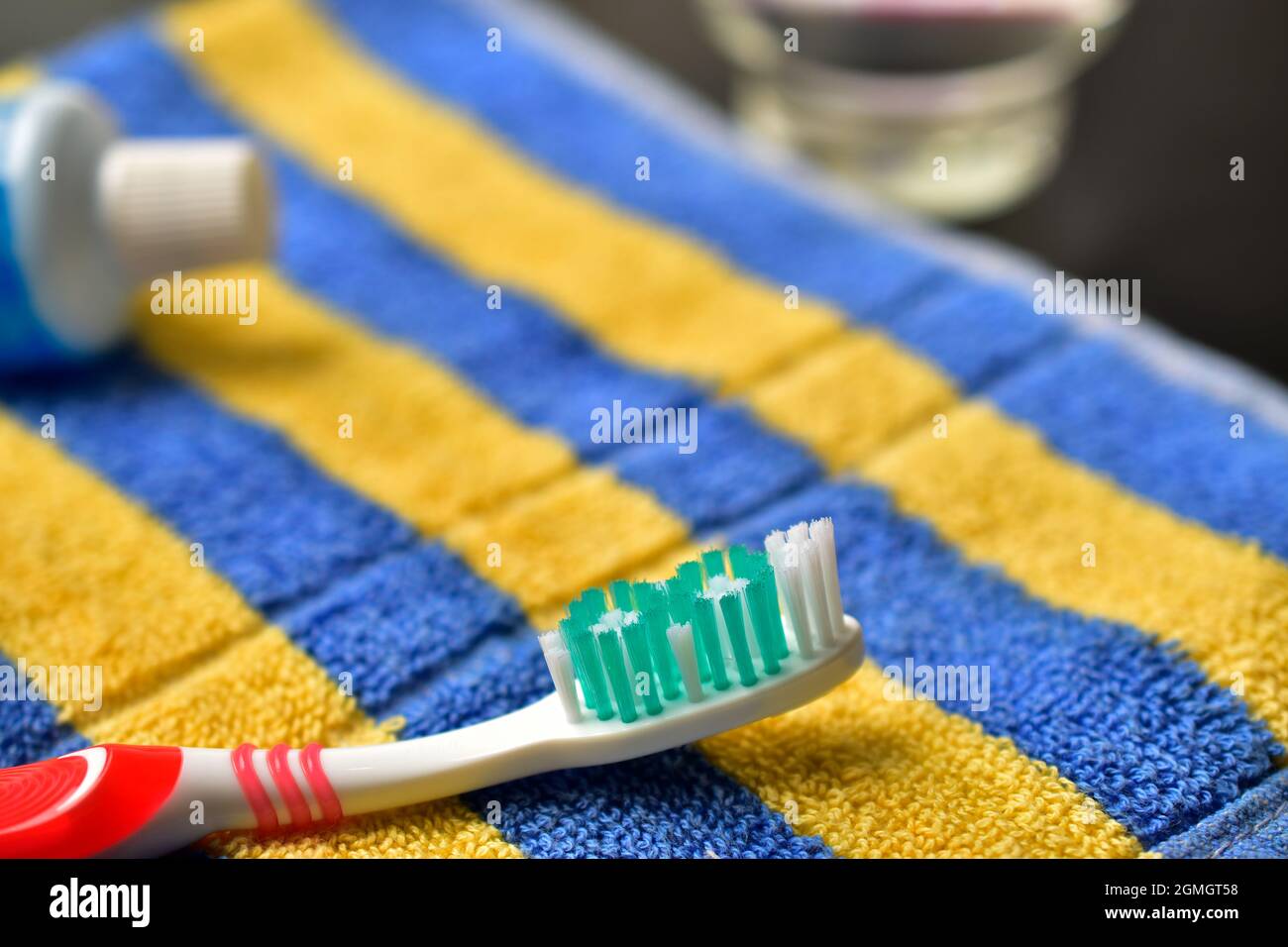 Brosse à dents sur serviette, indispensable pour la salle de bains Banque D'Images