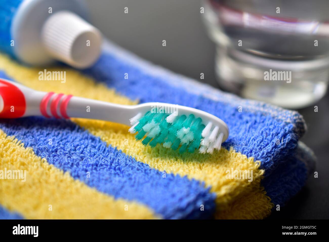 Brosse à dents sur serviette, indispensable pour la salle de bains Banque D'Images