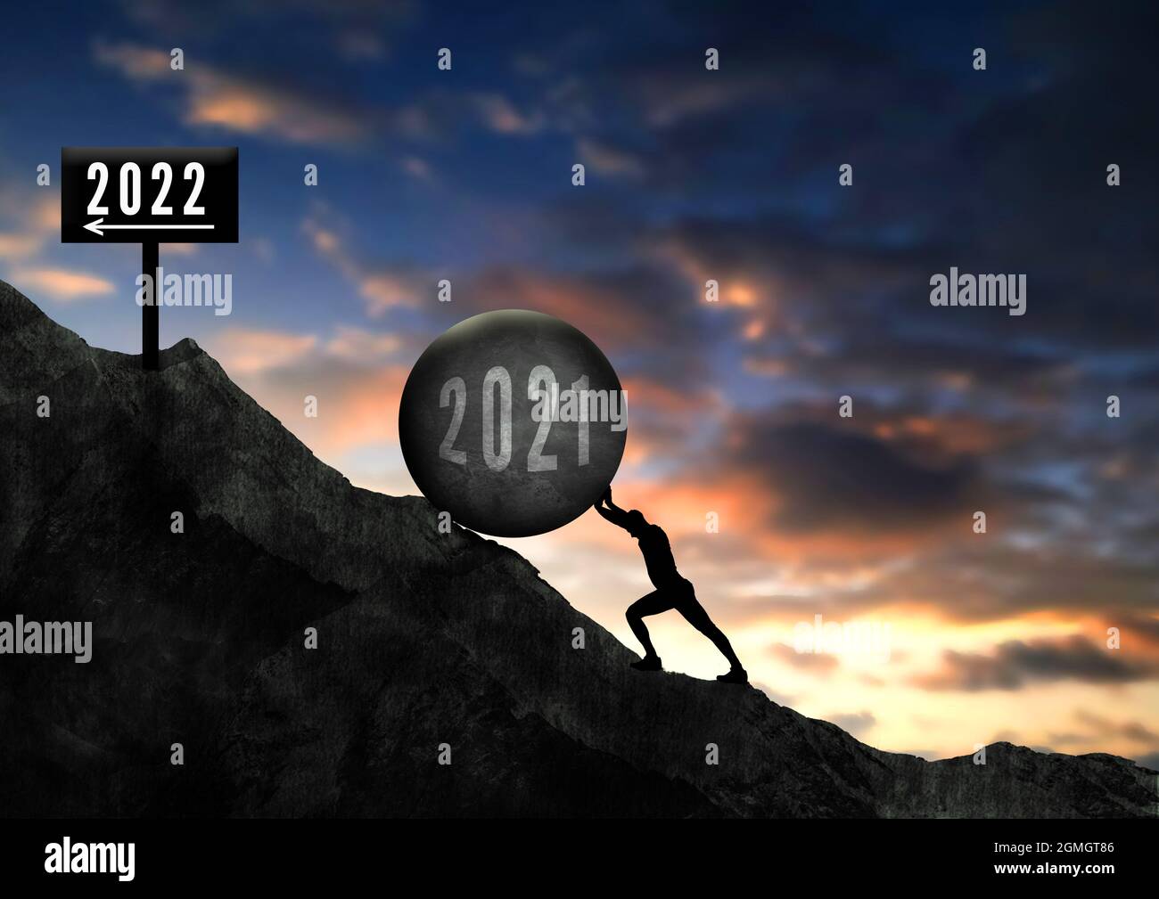 2021 2022 concept. Homme poussant béton grande pierre (2021) en montée pour atteindre 2022 signe . Guy pousser à peine le béton. Travail dur en 2021 succès en 202 Banque D'Images