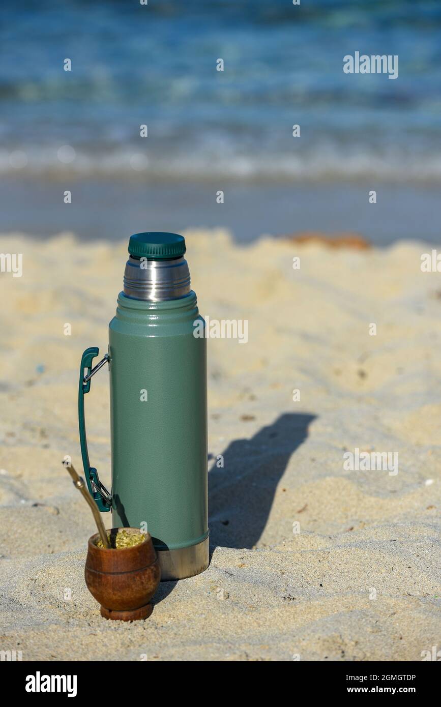 Infusion de Mate typique Argentine, uruguayen, paraguayen et brésilien sur la plage en 2021. Banque D'Images