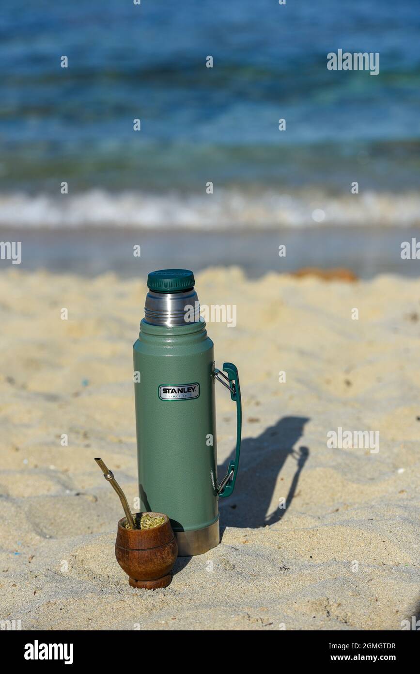 Formentera, Espagne: 2021 septembre 19: Infusion de Mate typique Argentine, uruguayen, paraguayen et brésilien accompagnés de Termo Stanley sur la plage i Banque D'Images