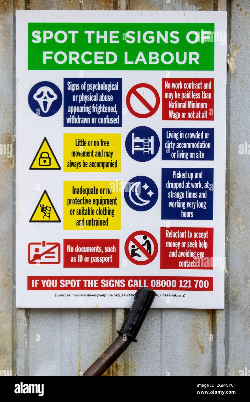 Esclavage moderne, repérez les signes du travail forcé. Des enseignes de type EPI sur les clôtures de chantier, Justice in Motion, Lancashire affrontent des acrobates anti-esclavagistes avec un parkour performant au Preston Flag Market, au Royaume-Uni Banque D'Images