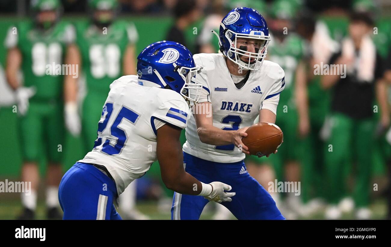 Drake Bulldogs Quarterback Luke Bailey (2) remet le ballon à Drake Bullddogs qui a fait marche arrière Cross Robinson (25) lors d'un match de football pré-saison de la NCAA D1 FCS entre les Drake Bulldogs et l'Université du Dakota du Nord Fighting Hawks au Alerus Center de Grand Forks, Dakota du Nord, le 18 septembre 2021. Le Dakota du Nord a gagné 38-0. Russell Hons/CSM. Banque D'Images