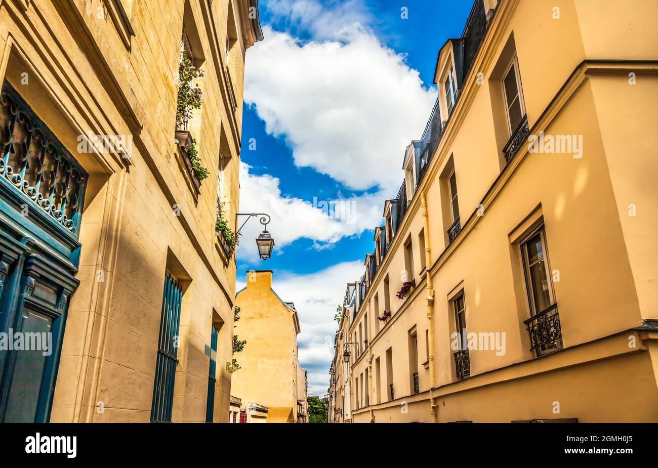 Ville typique rue Cityscape 5ème quartier près de Benjamin Fondane place Paris France Banque D'Images
