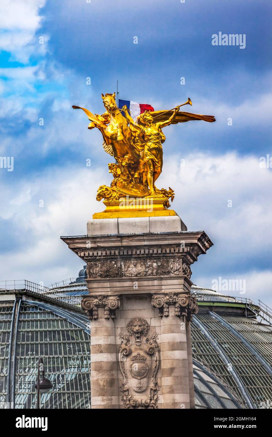 Golden Fame Winged Horse Statue Pont Pont Alexandre III drapeau français Grand Palais Paris France. Pont sur la Seine en 1900 Banque D'Images