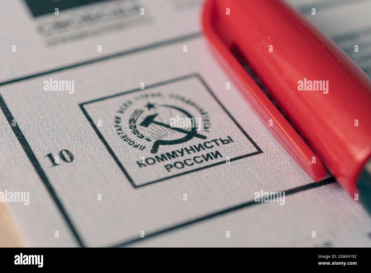 le logo de la russie communiste sur le billutène est un gros plan. Élections à la Douma d'Etat de la Fédération de Russie. (Traduction : communistes russie) 1er septembre Banque D'Images