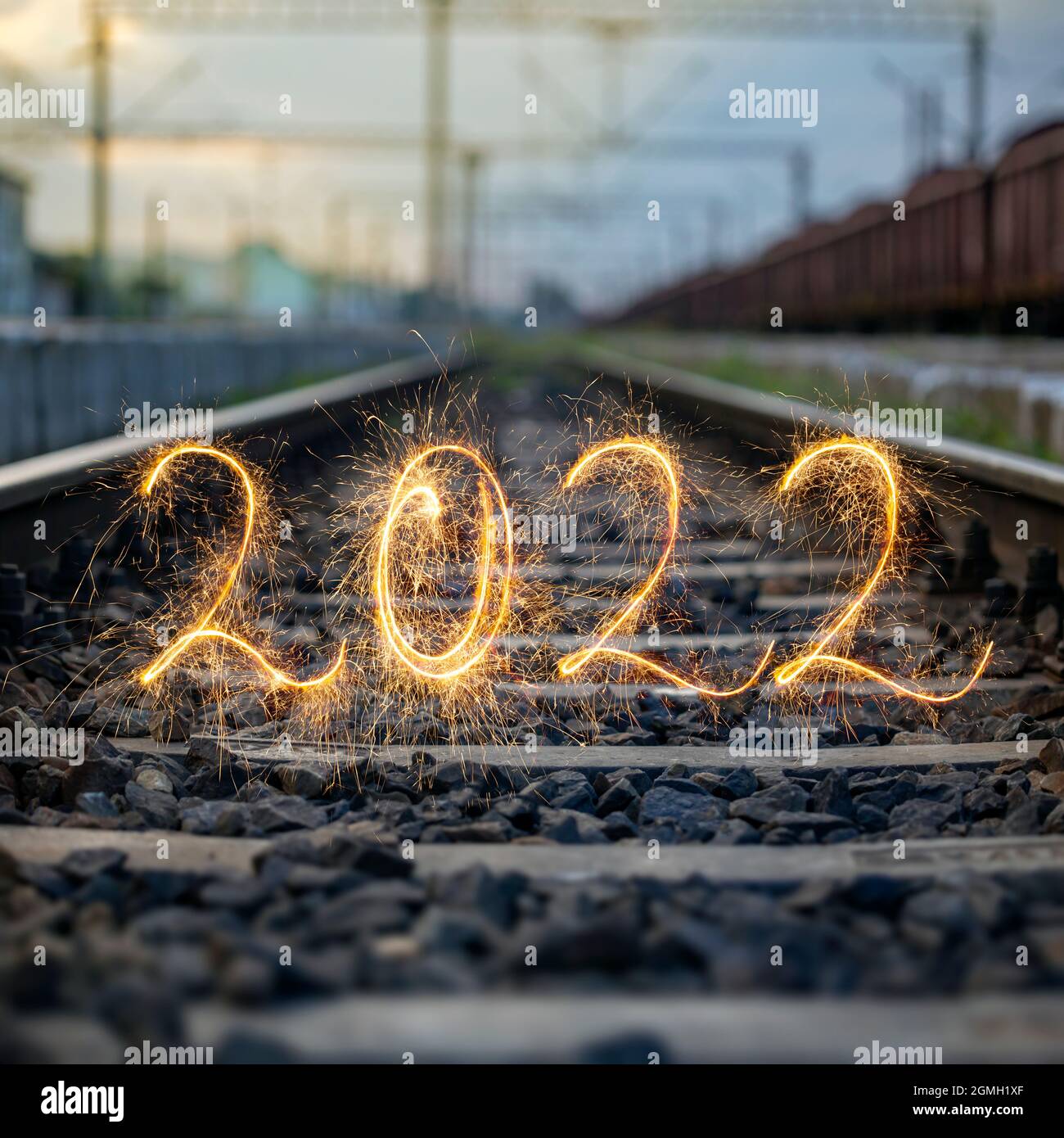 Bonne année 2022. Le feu d'artifice numéro 2022 écrit étincelant sur les voies ferrées avec un espace de copie pour le texte. Modèle de superposition créatif lumineux pour les vacances Banque D'Images