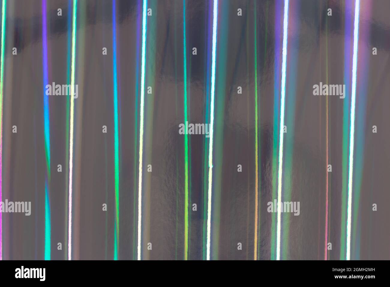 Arrière-plan holographique multicolore ; holofoil fluo, feuille abstraite ridée Banque D'Images