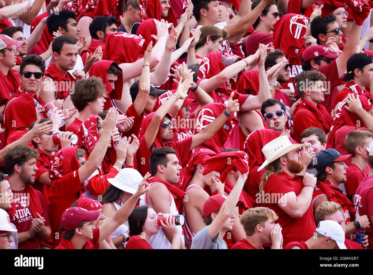 Bloomington, États-Unis. 18 septembre 2021. Les fans de l'Indiana University remplissent les tribunes lors d'un match de football de la NCAA au Memorial Stadium. UI perdu à Cincinnati 38-24. Crédit : SOPA Images Limited/Alamy Live News Banque D'Images