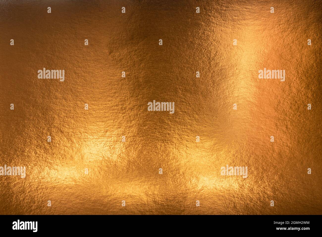 Arrière-plan en or métallique texturé avec des reflets clairs et sombres, une texture en métal doré brillante et brillante Banque D'Images
