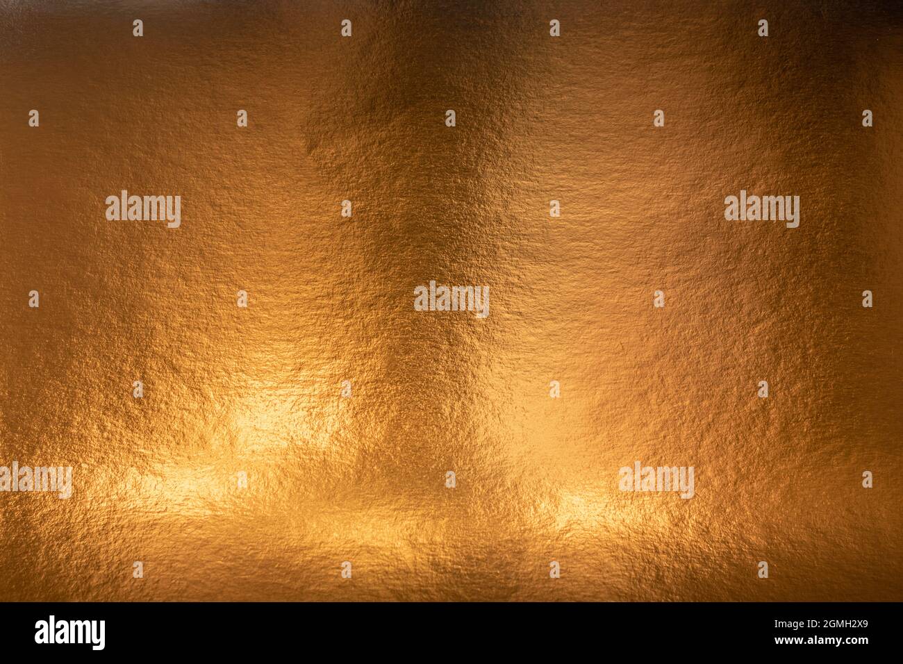 Arrière-plan en or métallique texturé avec des reflets clairs et sombres, une texture en métal doré brillante et brillante Banque D'Images