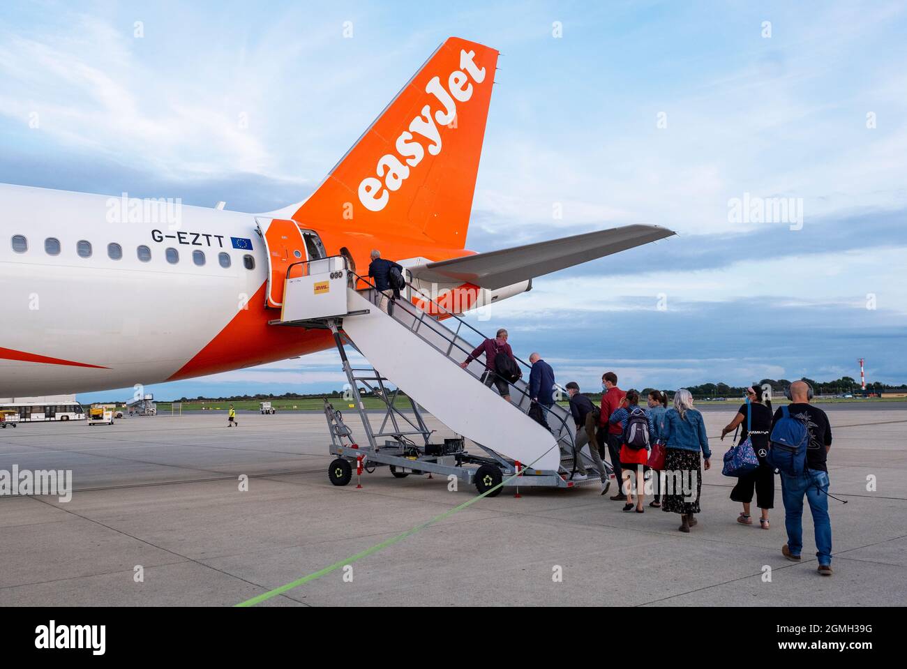 Passagers à bord d'un vol Easyjet à l'aéroport de Bristol. ROYAUME-UNI Banque D'Images Passagers à bord d'un vol Easyjet à l'aéroport de Bristol. ROYAUME-UNI Banque D'Images