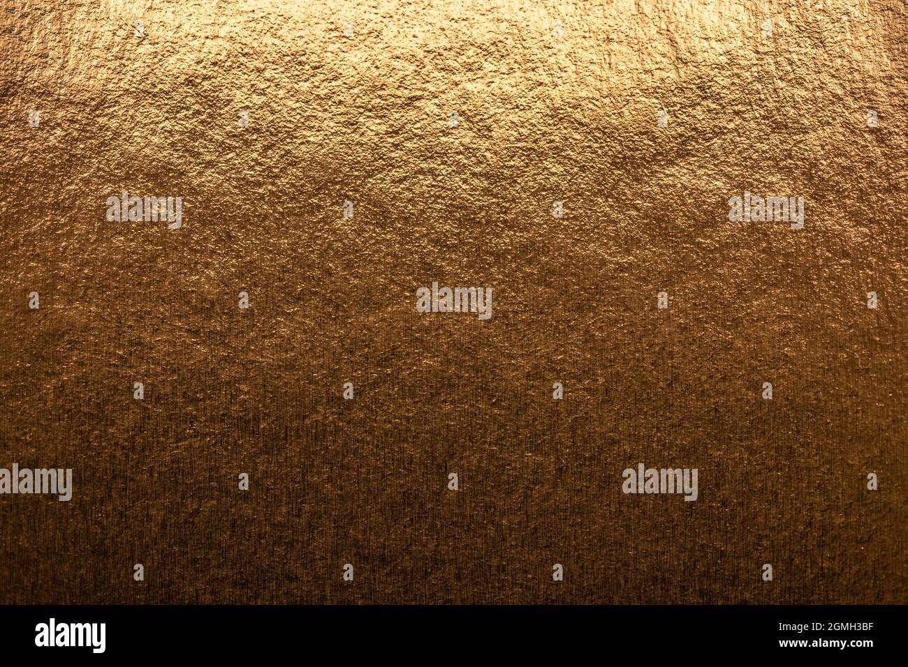 Arrière-plan en or métallique texturé avec des reflets clairs et sombres, une texture en métal doré brillante et brillante Banque D'Images