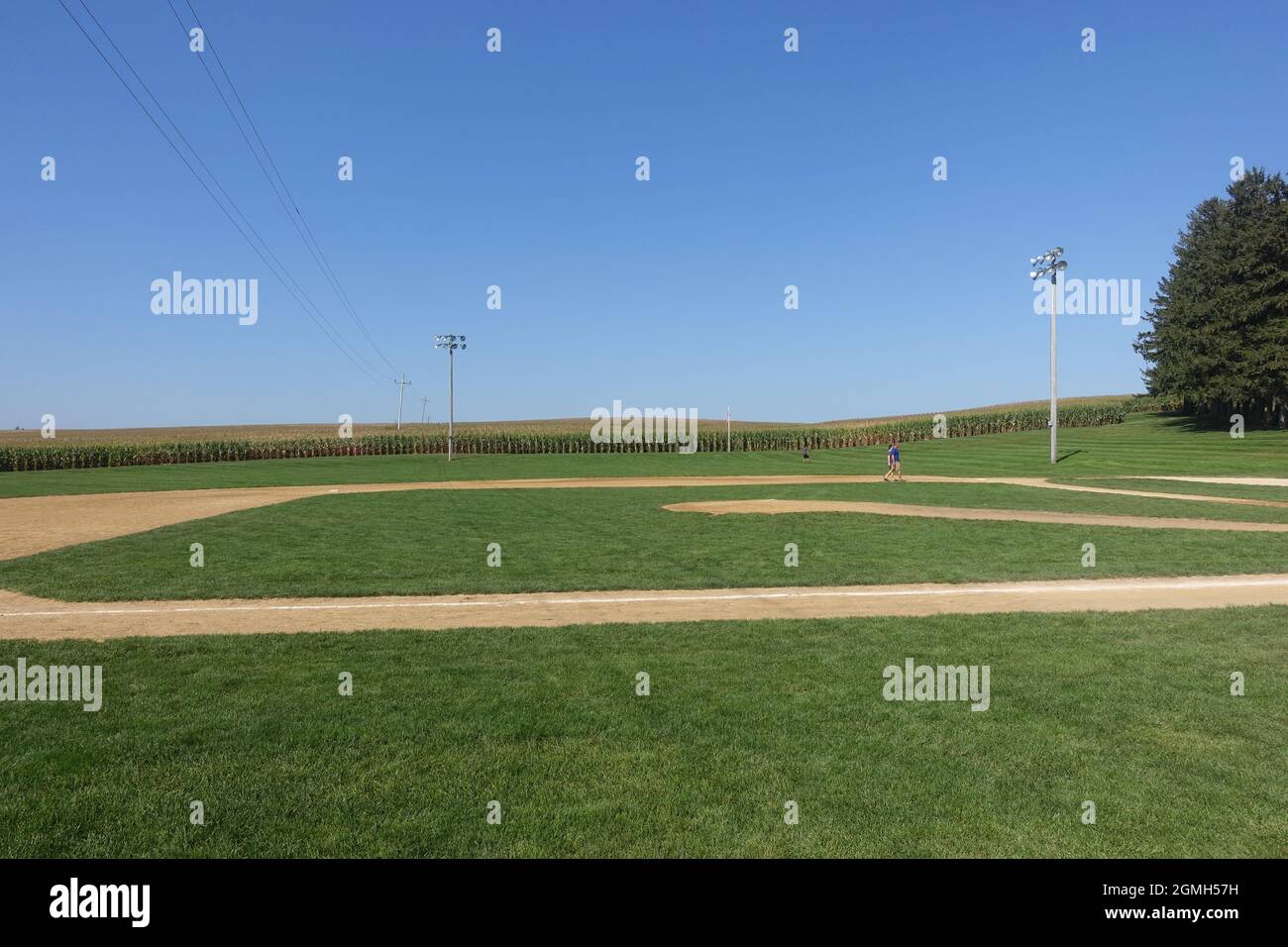 Grand plan panoramique du légendaire terrain de baseball Field of Dreams à Dyersville, Iowa, entouré d'herbe verte, de chemins de terre, de lampadaires et de Banque D'Images