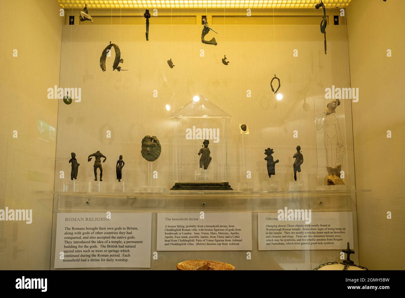 Intérieur du musée Guildford avec expositions d'histoire locale, Surrey, Angleterre, Royaume-Uni. Vitrine en verre avec objets du temple romain de Wanborough. Banque D'Images