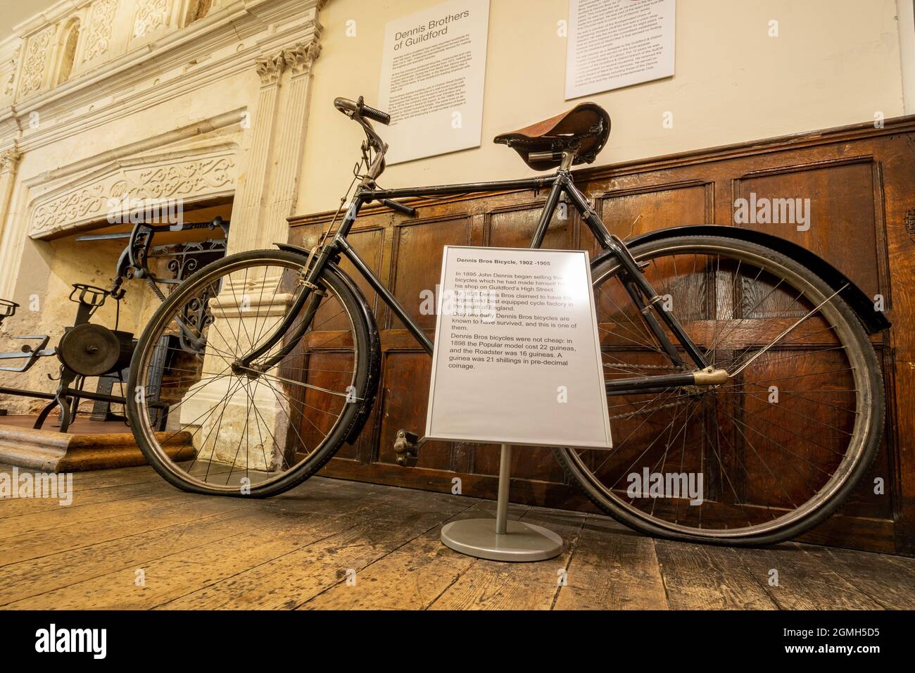 Intérieur du musée Guildford avec expositions d'histoire locale, Surrey, Angleterre, Royaume-Uni. Une bicyclette fabriquée par les frères Dennis en 1902 à 1905 Banque D'Images