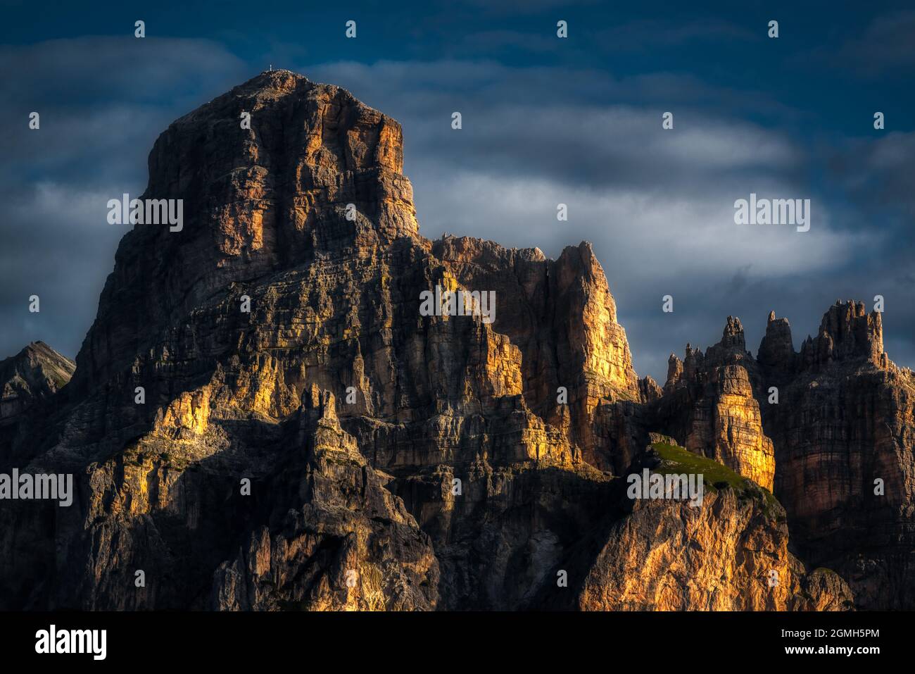 La montagne Sassongher au lever du soleil en été Banque D'Images