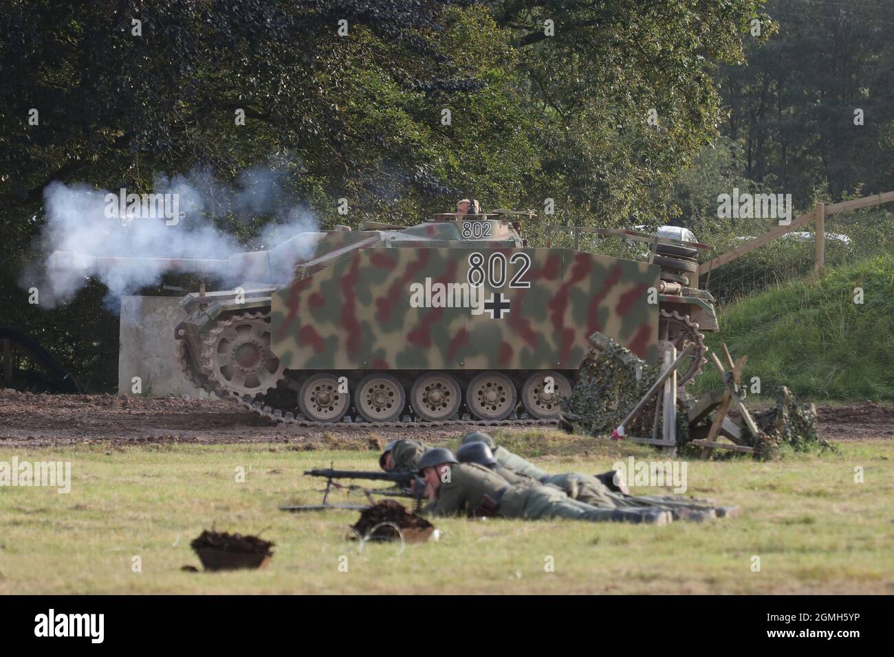 Fusil d'assaut StuG III WW2. Un fusil d'assaut allemand Sturmgeschütz III en action lors d'une démonstration au Bovington Tank Museum, Dorset, Royaume-Uni Banque D'Images