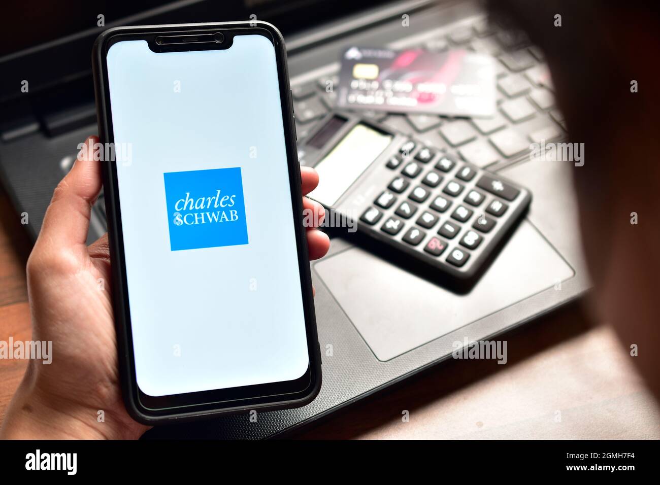 New Delhi, Inde, 14 décembre 2019 :- logo Charles Schwab sur smartphone Banque D'Images